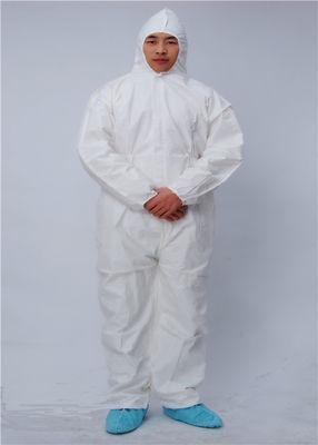 Un abito protettivo eliminabile bianco di 50 pacchetti senza stivali