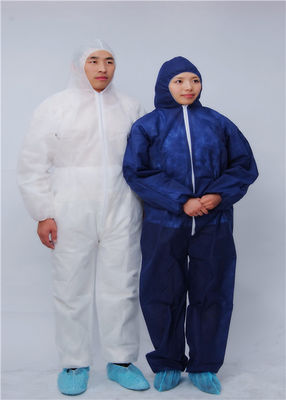 Un abito protettivo eliminabile bianco di 50 pacchetti senza stivali
